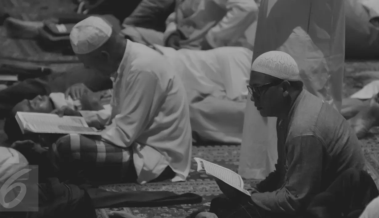 Sejumlah jamaah membaca kitab suci Alquran di Masjid At-Tin, Jakarta, Kamis (9/7/2015). Ribuan umat Islam melakukan Iktikaf untuk mengharapkan hikmah malam Lailatul Qadar pada Ramadan tahun ini. (Liputan6.com/Herman Zakharia)