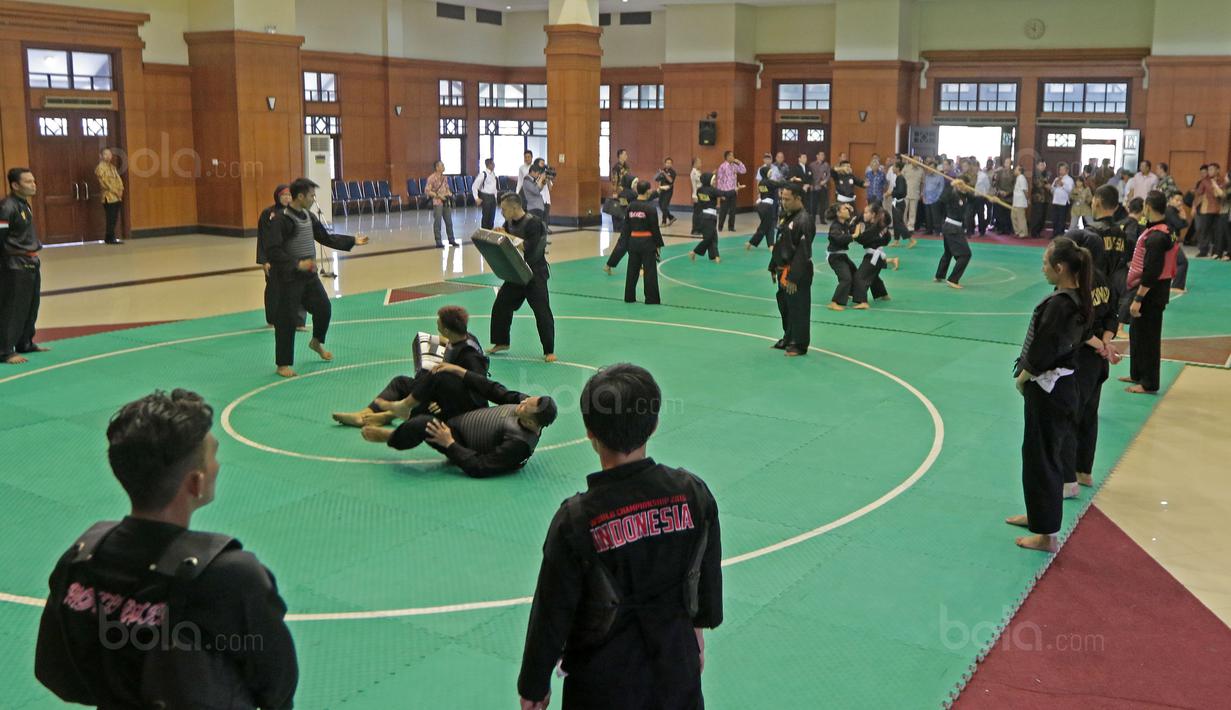 Suasana saat kedatangan Wakil Presiden RI, Jusuf Kalla di Padepokan Silat, Taman Mini Indonesia Indah, Jakarta Timur, (03/10/2017).  Kunjungan ini untuk memantau persiapan jelang Asian Games 2018. (Bola.com/Nicklas Hanoatubun)