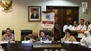 Juru bicara Presiden, Johan Budi dan menteri Kabinet Kerja dalam diskusi Forum Medan Merdeka Barat (FMB) di Jakarta, Senin (23/10). Beberapa kementerian memberikan presentasi pencapaian kerja 3 tahun pemerintahan Jokowi-JK. (Liputan6.com/Angga Yuniar)