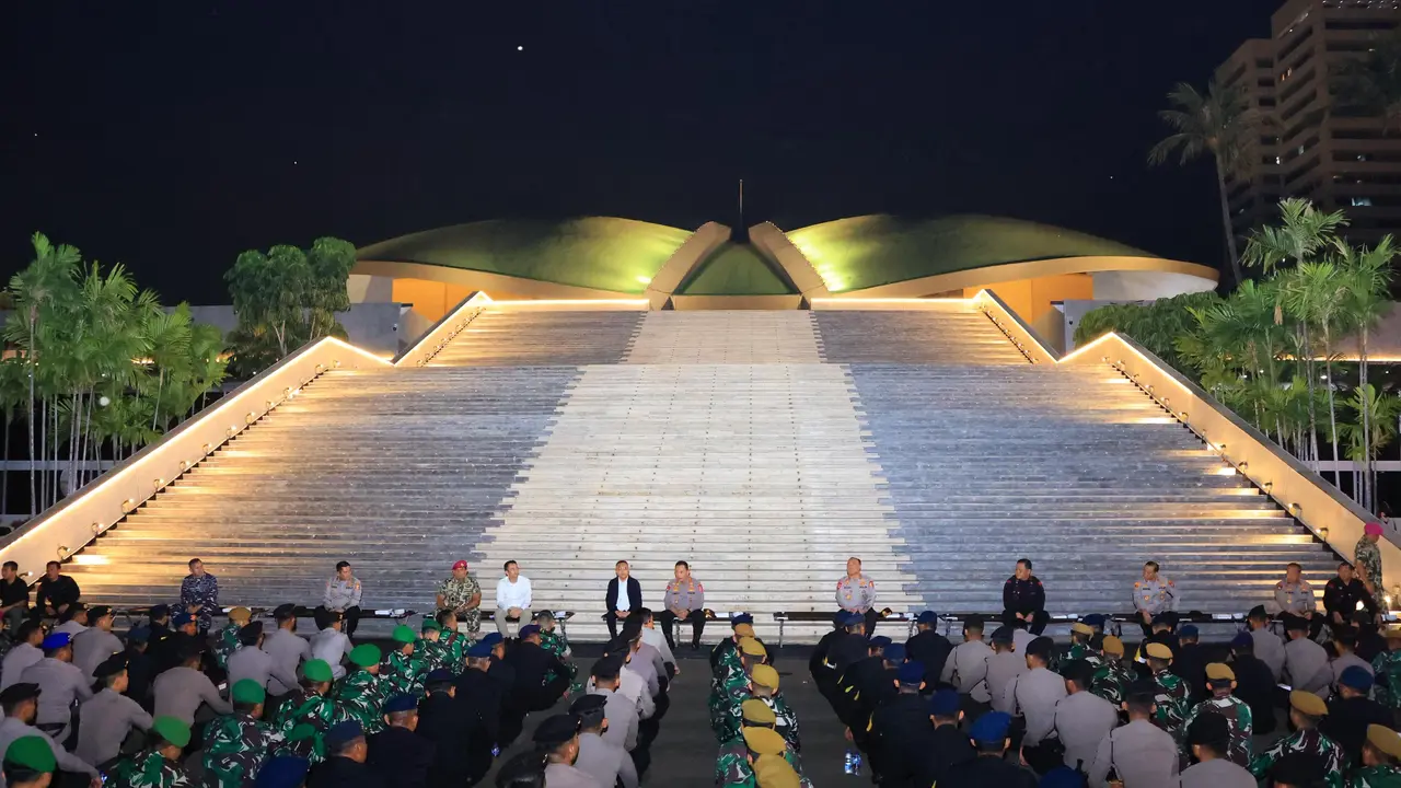 Kapolri Jenderal Listyo Sigit Prabowo menggelar makan malam bersama 320 personel pengamanan yang terdiri dari TNI dan Polri.