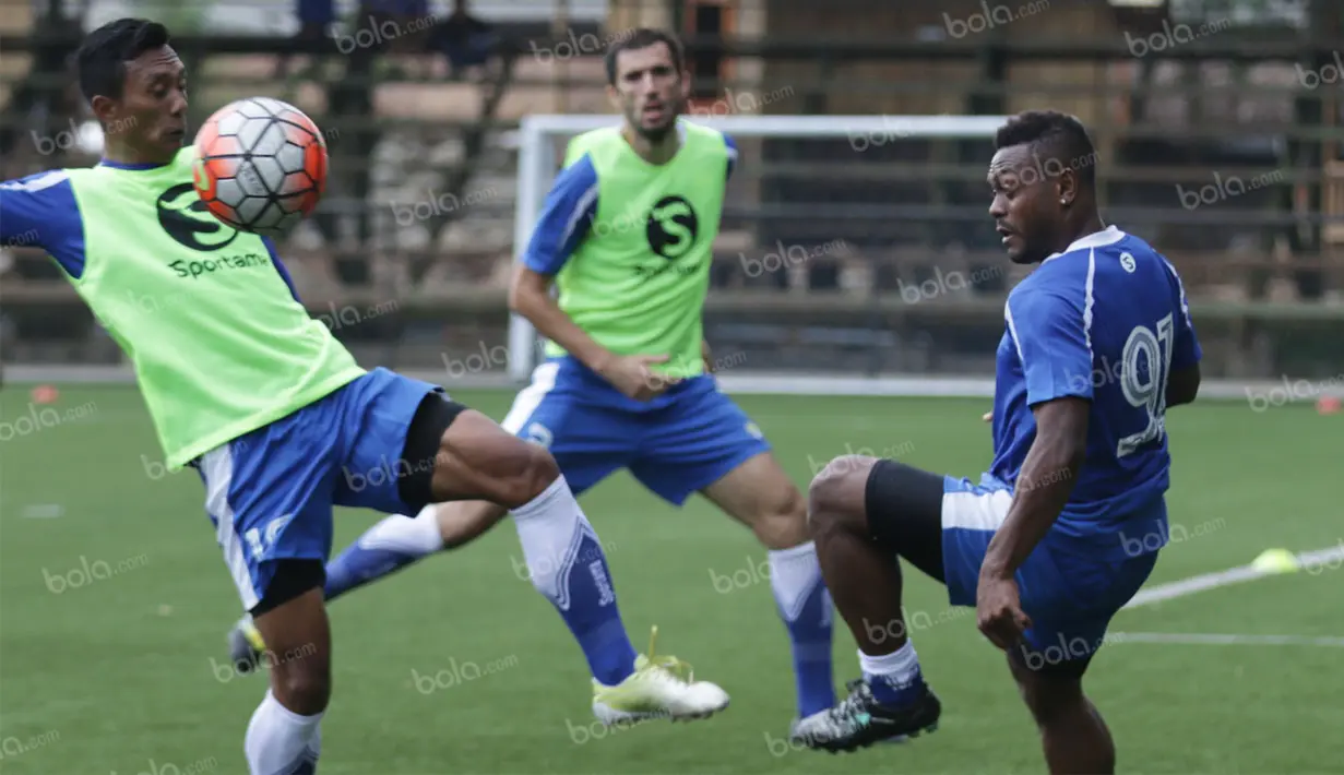 Bek Persib, Hermawan mengontrol bola dibayangi David Laly, saat latihan di Lapangan Progresif, Bandung, Senin (2/5/2016). (Bola.com/Vitalis Yogi Trisna)