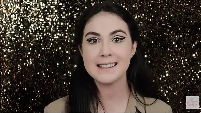 7 Potret Arumi Bachsin dengan Gaya Makeup 60's, Disebut Mirip Suzanna