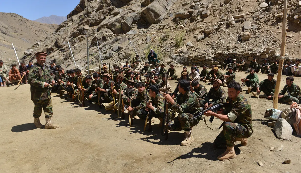 Gerakan perlawanan Afghanistan dan pasukan pemberontakan anti-Taliban mengambil bagian dalam pelatihan militer di daerah Abdullah Khil, Distrik Dara, Provinsi Panjshir, Afghanistan, 24 Agustus 2021. Panjshir jadi satu-satunya wilayah Afghanistan yang belum dikuasai Taliban. (Ahmad SAHEL ARMAN/AFP)