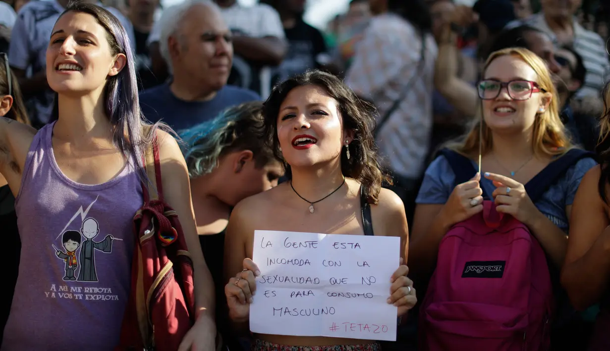 Seorang wanita memegang tulisan bernada protes saat unjuk rasa di Ibu Kota Argentina, Buenos Aires, Selasa (7/1). Aksi itu sebagai bentuk protes atas kekerasan yang dilakukan aparat kepolisian terhadap perempuan tanpa bra. (AP Photo/Natacha Pisarenko)