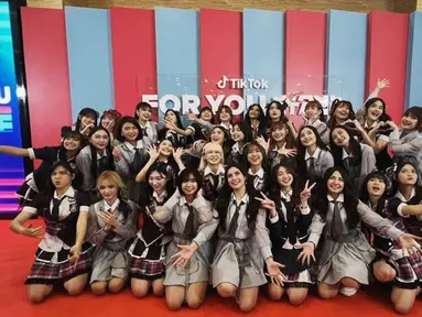 Penampilan kolaborasi antara MNL48 dan JKT48 menjadi salah satu yang ditunggu penonton "TikTok For You Stage". Sebelum tampil bersama, kedua grup perempuan itu tentu mempersembahkan lagu hits mereka masing-masing. Penampilan memukau pun diperlihatkan oleh MNL48 yang baru pertama kali datang ke Indonesia. (Liputan6.com/IG/@mnl48official)