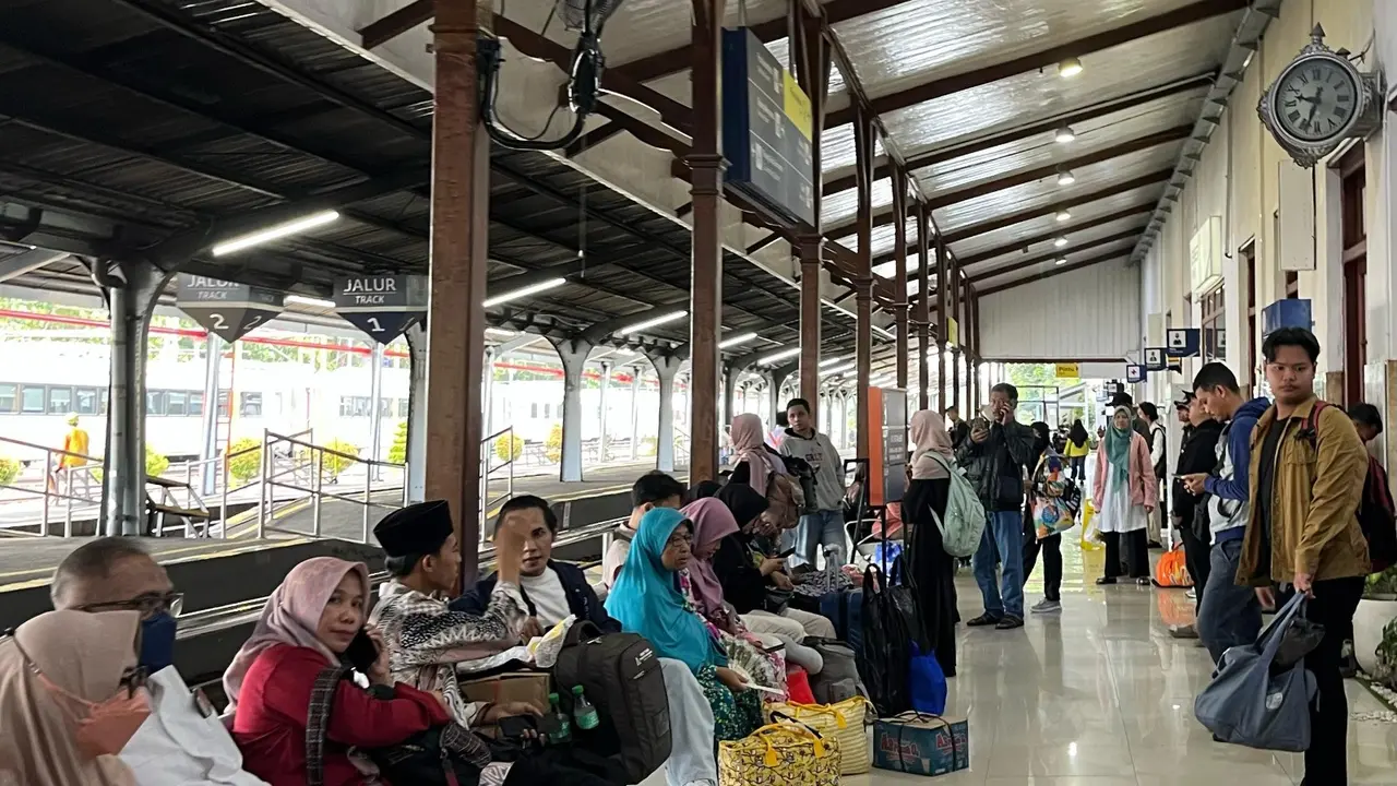 Para penumpang kereta api   menunggu kedatangan kereta api di Staisun  Jember (Istimewa)