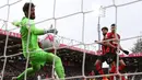 Penjaga gawang Liverpool, Alisson Becker (kiri) gagal menghalau tendangan dari pemain Bournemouth, Philip Billing (dua kanan) dalam pertandingan pekan ke-27 Premier League 2022/2023, Sabtu (11/3/2023) malam WIB. (AFP/Steve Bardens)