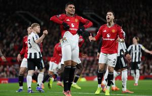 Gelandang Manchester United, Casemiro, terlihat kesal saat bersua Newcastle United pada laga pekan ke-18 Premier League di Old Trafford, Sabtu (27/12/2025) dini hari WIB. Meski begitu, Casemiro turut membantu MU meraih kemenangan 1-0 atas Newcastle. (AFP/Darren Staples)