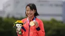 Skater Jepang Momiji Nishiya memegang medali emas setelah memenangkan final street skateboarding putri Olimpiade Tokyo 2020 di Tokyo, Jepang, 26 Juli 2021. Saat ini, Momiji tercatat sebagai atlet termuda yang sukses mendulang emas di Olimpiade. (AP Photo/Ben Curtis)