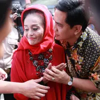 Hari ini Antasari Azhar keluar dari Lapas Tangerang dengan disambut oleh istri, anak serta cucu tercinta. (Bintang.com/Adrian Putra)