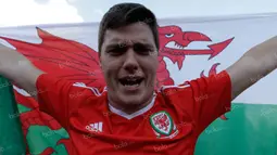 Sepanjang laga, tak henti-henti para fans Wales terus bernyanyi dan menyuarakan dukungan kepada Gareth Bale dan kawan-kawan. (Bola.com/Vitalis Yogi Trisna)