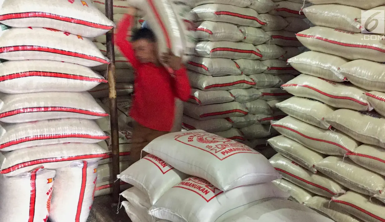 Pekerja mengangkut karung beras di Pasar Induk Beras Cipinang, Jakarta, Senin (15/1). Wagub Sandiaga Uno mengatakan Pemprov DKI akan selalu membeli beras Sulawesi dan Banten karena lebih memprioritaskan beras dari petani. (Liputan6.com/Immanuel Antonius)