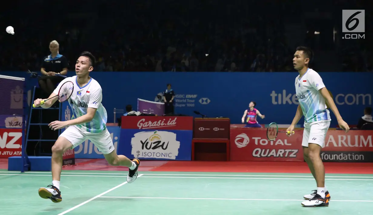 Pebulu tangkis ganda putra Indonesia, Fajar Alfian/M Rian Ardianto saat melawan Huang Kai Xiang/Liu Cheng (China) di Babak 32 besar Indonesia Open 2019 di Istora Senayan, Jakarta, Rabu (17/7/2019). Fajar/Rian unggul 18-21, 21-14, 21-16. (Liputan6.com/Helmi Fitrhiansyah)