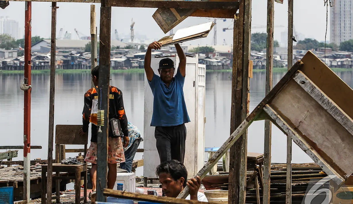 Warga membongkar rumah miliknya sendiri dikarenakan terkena pembebasan di sisi barat Waduk Pluit, Jakarta, Rabu (5/11/2014) (Liputan6.com/Faizal Fanani)