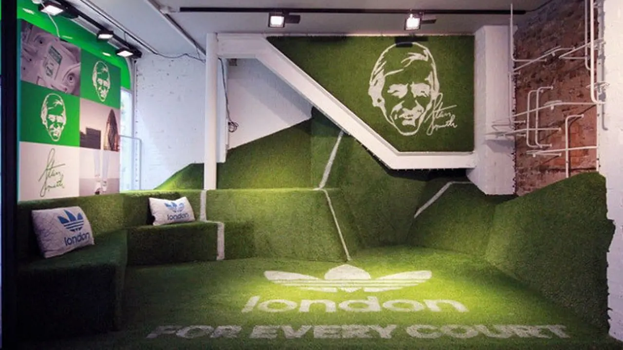 Toko Adidas Originals yang Menyerupai Lapangan Tenis
