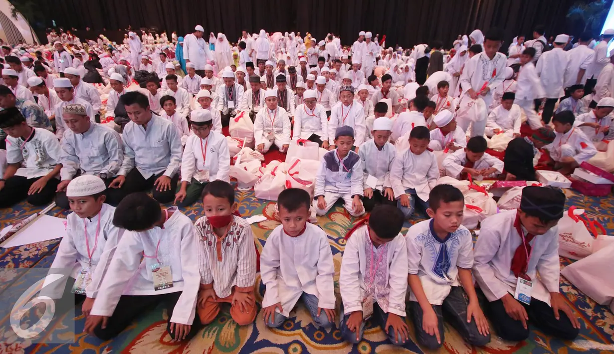 Ribuan anak yatim piatu menghadiri acara bertajuk 'Indahnya Bersyukur dan Berbagi Bersama Anak Yatim Piatu' di Jakarta, Kamis (23/6). Himpunan Bank-bank Milik Negara mengundang 3.500 anak yatim piatu di acara tersebut. (Liputan6.com/ Immanuel Antonius)