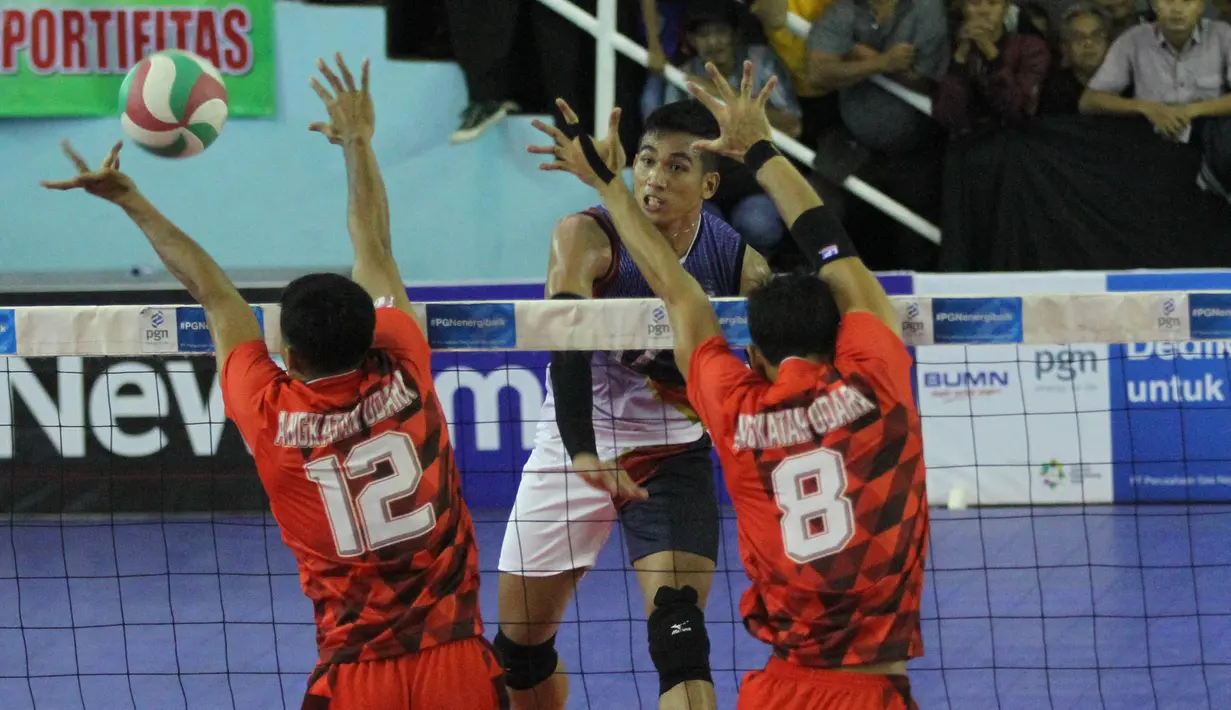 Pevoli Bhayangkara Samator melakukan smash saat melawan TNI AU pada laga final Livoli 2017 di GOR Dimyati, Tangerang, Sabtu (9/12/2017). Bhayangkara menang 3-1 atas TNI AU. (Bola.com/Vitalis Yogi Trisna)