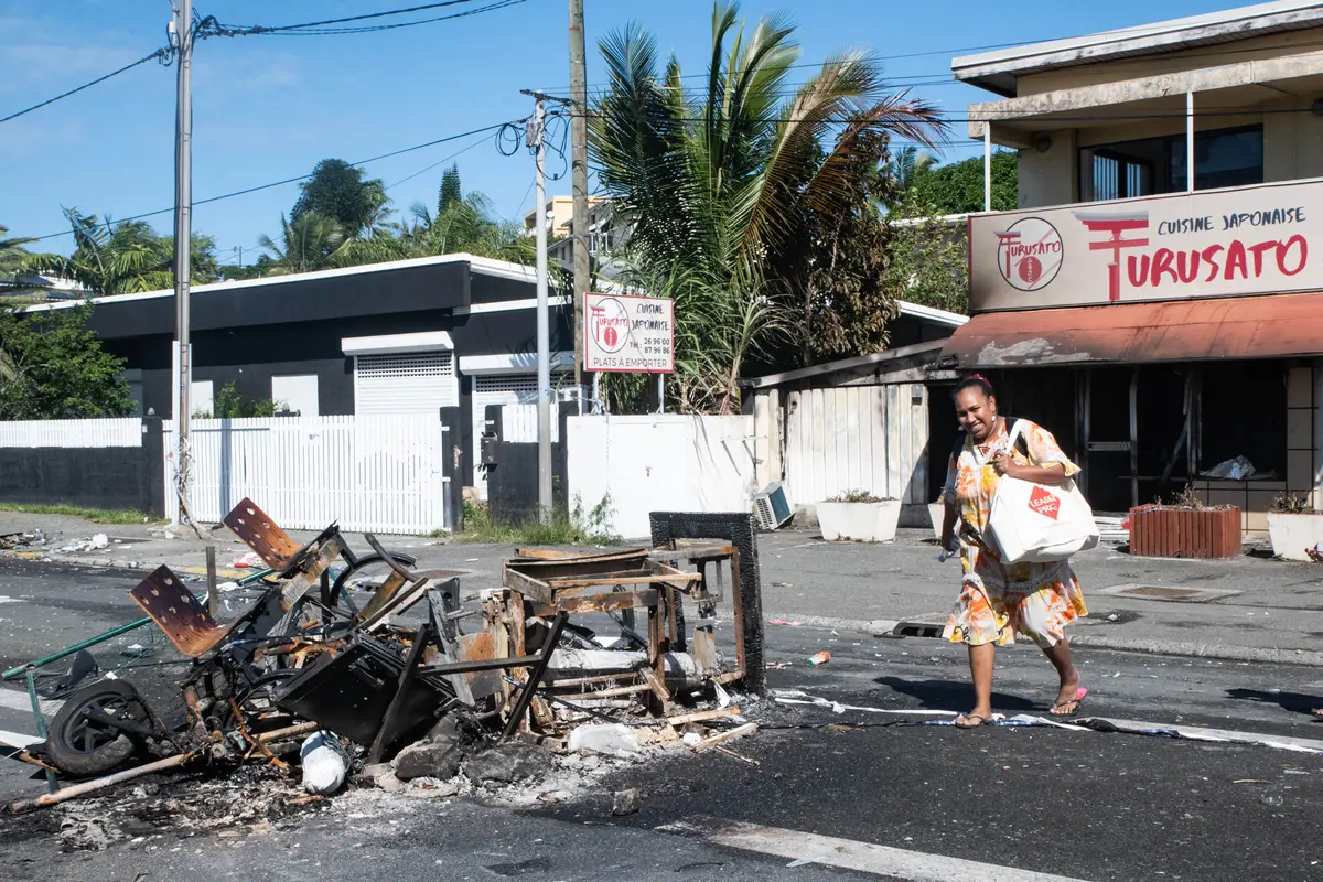 Rusuh Kaledonia Baru, Puing dan Sisa Barang Terbakar Blokir Jalan di distrik Magenta Noumea