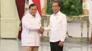 Presiden Joko Widodo bersalaman dengan Ketua Umum Partai Gerindra Prabowo Subianto di Istana Merdeka, Jakarta, Jumat (11/10/2019). Dalam pertemuan tersebut mereka membahas permasalahan bangsa dan koalisi. (Liputan6.com/Angga Yuniar)