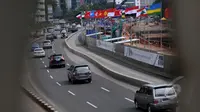 Sebuah spanduk KAA terpasang disalah satu dinding pembatas proyek MRT di kawasan Senayan, Jakarta, Jumat (17/4/2015). Pemprov DKI Jakarta mengaku sudah siap 95 persen untuk menggelar KAA. (Liputan6.com/Johan Tallo)