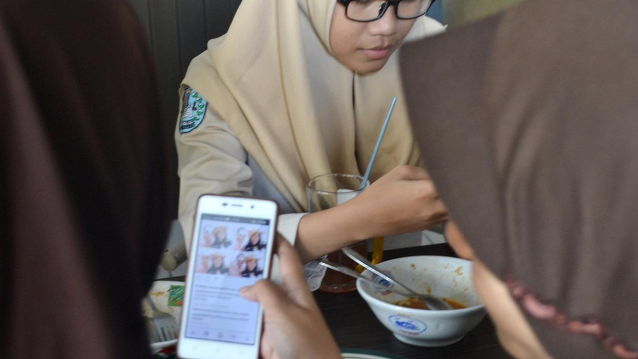 Ilustrasi - Pengguna ponsel (Foto: Liputan6.com/Muhamad Ridlo)