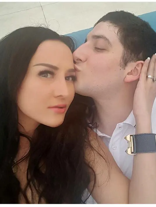 Kecupan manis diberikan lelaki itu pada pemain film 'Hantu Binal Jembatan Semanggi' itu.  (Instagram/@alonaqueen)