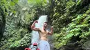 <p>Berpose di bawah air terjun, Verrel Bramasta tak hanya menunjukkan perut ratanya namun juga otot tangannya. (FOTO: instagram.com/bramastavrl/)</p>