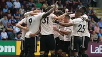 Para pemain Manchester United merayakan gol yang dicetak Romelu Lukaku ke gawang Burnley pada laga Premier League di Stadion Turf Moor, Burnley, Minggu (2/8/2018). Burnley kalah 0-2 dari MU. (AFP/Lindsey Parnaby)