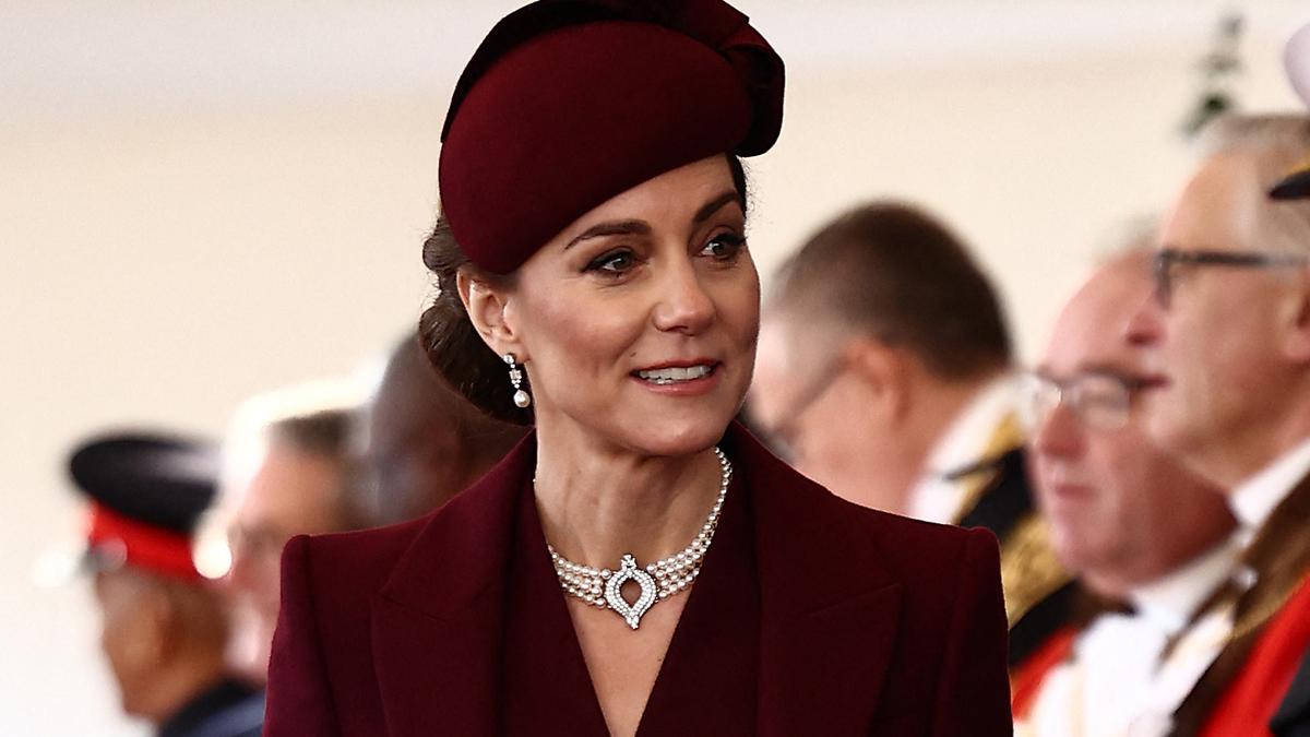 Pesona Kate Middleton Tampil Pakai Perhiasan Ratu Elizabeth II, Gantikan Ratu Camilla yang Terjangkit Pneumonia