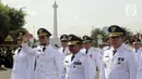 Keenam perwakilan kepala daerah ini secara simbolis menandatangani berita acara pelantikan. Dan kepada mereka juga akan disematkan tanda pangkat jabatan kepala daerah. (Liputan6.com/Herman Zakharia)