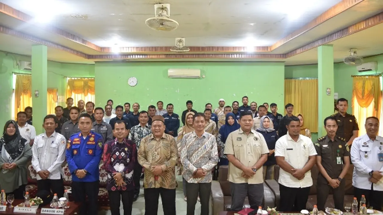 Anggota Panitia Pemilihan Kecamatan di Rokan Hulu mengikuti bimbingan teknis rekapitulasi hasil perhitungan suara dan penetapan calon peserta Pemilu.