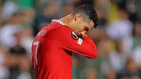 Cristiano Ronaldo lagi-lagi gagal mencetak gol bersama Manchester United. Kali ini ia gagal membobol gawang tuan rumah Omonia Nicosia dalam matchday ketiga Liga Europa 2022/2023, Jumat (7/10/2022) dini hari WIB. Padahal, ia hanya membutuhkan 1 gol lagi untuk menggenapkan koleksi golnya di angka 700. (AFP)
