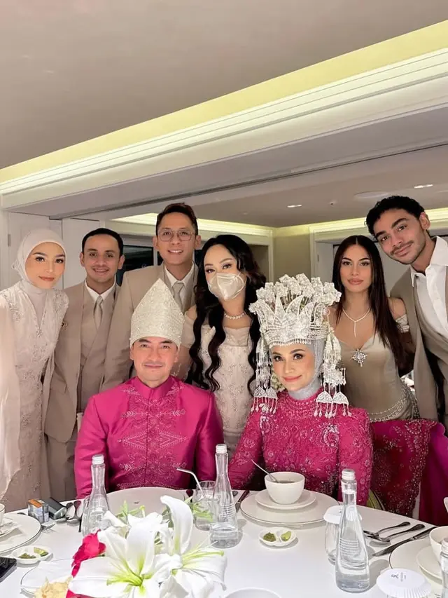 Valerie Thomas saat Dampingi Putra Bungsu Zulkifli Hasan di Pernikahan Zumi Zola dan Putri Zulhas.