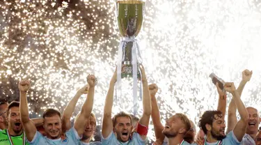 Para pemain Lazio mengangkat trofi usai mengalahkan Juventus pada pertandingan final Piala Super Italia di stadion Olimpiade Roma, Italia (13/8). Lazio menang atas Juventus dengan skor 3-2. (AP Photo / Gregorio Borgia)