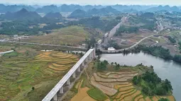 Foto dari udara menunjukkan jembatan besar Lali di jalur kereta cepat Guiyang-Nanning di Wilayah Dushan, Provinsi Guizhou, China barat daya (20/10/2020). Jalur kereta cepat Guiyang-Nanning dirancang untuk dapat dilalui kereta dengan kecepatan maksimum 350 kilometer per jam. (Xinhua/Liu Xu)