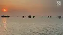 Suasana matahari tenggelam (sunset) di Pulau Pari, Kepulauan Seribu, Jakarta pada 3 Agustus 2019. Pulau Pari mempunyai keindahan saat matahari terbenam yang dapat dilihat dari Tanjung Renggae. (Liputan6.com/Herman Zakharia)