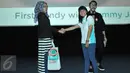 Pengunjung mendapat doorprize dari Pindy Mint Frez saat acara nonton bareng di Blitzmegaplex Central Park, Jakarta, (8/11/2015). Nonton bersama Pindy Mint Frez menyajikan kegiatan menarik, seperti doorprize dan photobooth. (Liputan6.com/Panji Diksana)