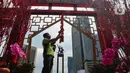 Pekerja memasang ornamen pernak pernik imlek di kawasan Bundaran HI (Hotel Indonesia), Jakarta, Sabtu (21/1/2023). Ornamen tersebut dipasang dalam rangka menyambut perayaan Tahun Baru Imlek 2574 Kongzili yang jatuh pada tanggal 22 Januari 2023 besok. (Liputan6.com/Angga Yuniar)