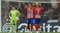 Selebrasi pemain Atletico Madrid, Alvaro Morata (tengah) dan Antoine Griezmann, setelah keduanya berhasil mencetak gol ke gawang Real Madrid dalam pertandingan pekan keenam La Liga Spanyol 2023/2024 yang berlangsung di Metropolitano stadium, Madrid, Senin (25/9/2023). El Derbi Madrileno kali ini dimenangi Atletico dengan skor meyakinkan 3-1. (AFP/Oscar Del Pozo)