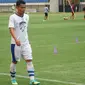 Gelandang Persib Bandung Dedi Kusnandar menikmati program latihan fisik yang diberikan pelatih Robert Alberts. (Liputan6.com/Huyogo Simbolon)