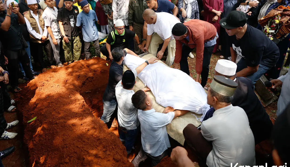 Sebelum meninggal dunia, Taufik Lala juga mengajak Opie Kumis untuk mengaji. Itulah pesan yang diingat Opie Kumis  dengan kepergian pemeran sinetron Islam KTP ini. [Foto: Bayu Herdianto/KapanLagi.com]