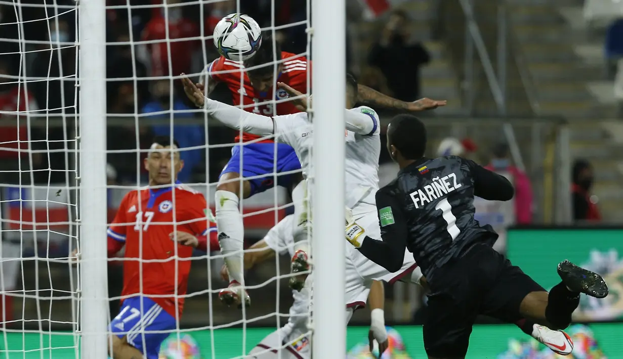 Pemain Chile Erick Pulgar (13) mencetak gol ke gawang Venezuela pada pertandingan kualifikasi Piala Dunia 2022 di Stadion San Carlos de Apoquindo, Santiago, Chile, Kamis (14/10/2021). Chile menang 3-0. (Claudio Reyes/Pool via AP)