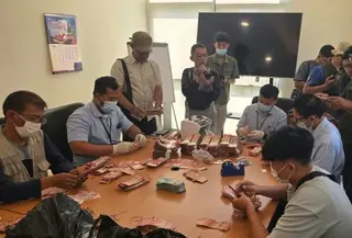 Petugas Bank Indonesia Tegal memeriksa dan menghitung uang Rp 1,5 Miliar yang rusak akinbat banjir