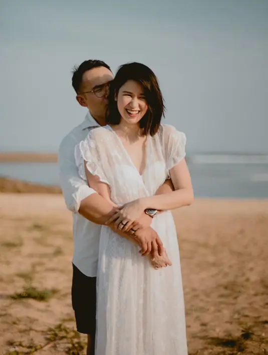 Pada hari ini, Selasa (16/6/2020) suaminya pun berulang tahun ke 43 tahun. Ia pun menyebutkan bahwa suaminya tersebut tidak memiliki selera musik dan makanan yang sama, namun keduanya memiliki selera film yang sama. (Liputan6.com/IG/@laurabas)