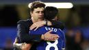 Pelatih Chelsea, Mauricio Pochettino, memeluk Enzo Fernandez setelah laga melawan Luton Town di Stadion Stamford Bridge pada laga pekan ketiga Premier League, Sabtu (26/8/2023). Mauricio Pochettino, mengaku lega timnya sukses memetik tiga poin perdana. (AFP/Henry Nicholls)
