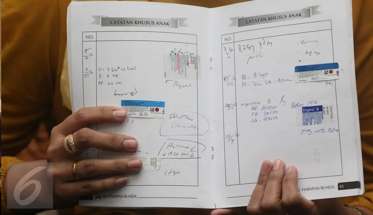  Keluaga korban menunjukkan catatan khusus anak saat audiensi di Kantor LPAI, Jakarta, (16/7). LPAI menyatakan akan menyampaikan hasil pertemuan tersebut kepada pihak-pihak terkait, termasuk kepada Presiden Joko Widodo. (Liputan6.com/Immanuel Antonius)