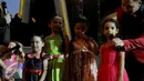 Para bocah penggemar Elif berkumpul di atas panggung saat Meet and Greet dengan pemain serial Elif yang diselenggarakan SCTV sebagai perayaan HUT ke-25 SCTV di Senayan, Jakarta, Senin (24/8/2015). (Liputan6.com/Faisal R Syam) 