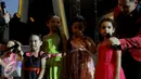 Para bocah penggemar Elif berkumpul di atas panggung saat Meet and Greet dengan pemain serial Elif yang diselenggarakan SCTV sebagai perayaan HUT ke-25 SCTV di Senayan, Jakarta, Senin (24/8/2015). (Liputan6.com/Faisal R Syam) 