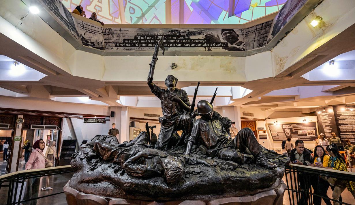 Gelaran ini menjadi upaya memperluas akses masyarakat terhadap museum sekaligus memperkuat peran ruang budaya sebagai sarana edukasi sejarah bangsa. Tampak dalam foto, pengunjung mengamati patung yang menggambarkan Pertempuran Surabaya, yang terjadi pada bulan November 1945 antara pejuang Indonesia melawan pasukan Sekutu Inggris dan NICA untuk menegakkan kembali kekuasaan kolonial Belanda setelah berakhirnya Perang Dunia II, dalam acara 'Malam di Museum 2025' di Museum 10 November, Surabaya, Jawa Timur, Sabtu 29 November 2025. (Juni KRISWANTO/AFP)