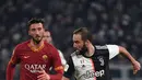 Pemain Juventus Gonzalo Higuain (kanan) menggiring bola melewati pemain AS Roma pada pertandingan Coppa Italia di Turin, Italia, Rabu (22/1/2020). Juventus menggilas AS Roma 3-1 dan berhasil lolos ke semifinal. (Marco Bertorello/AFP)